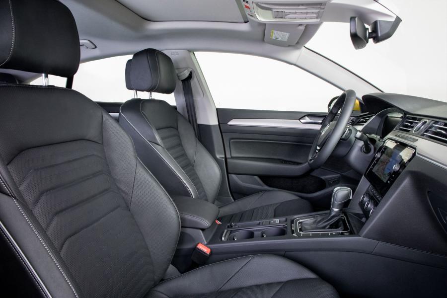 Интерьер Volkswagen Arteon 4Motion 2018 года  (NA) (фото 8 из 41)